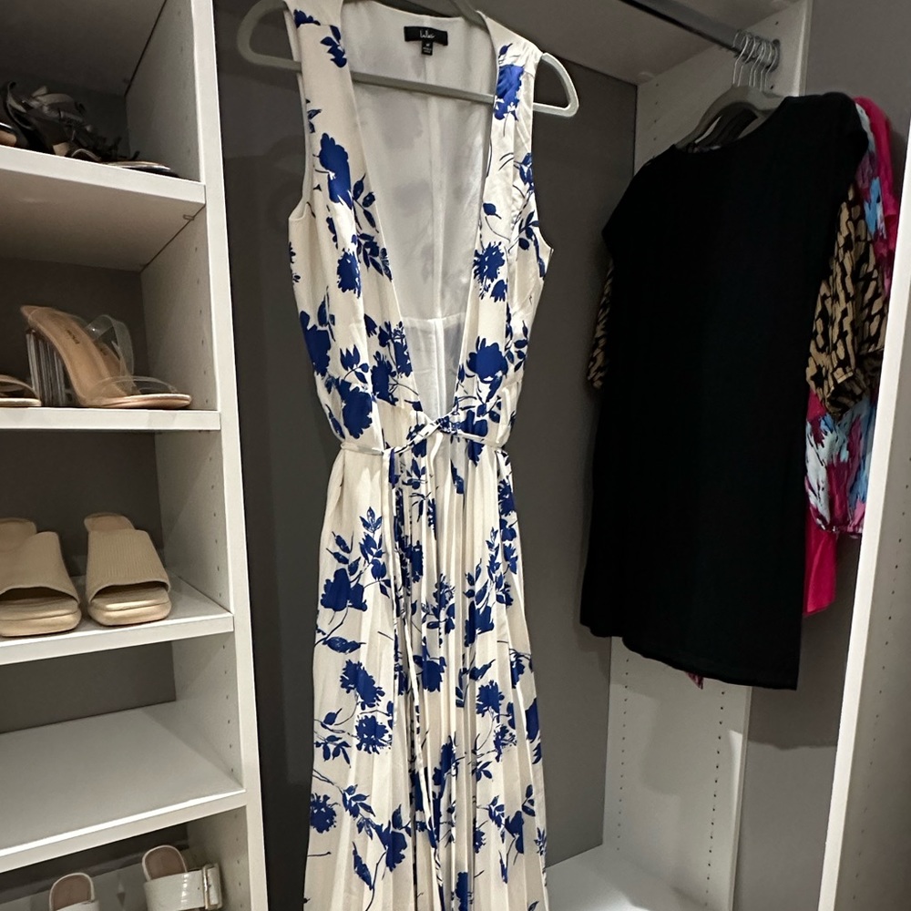 Lulu’s long blue printed wedding guest dress